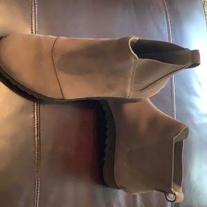 Women’s Sorel suede Chelsea ankle boot size 10.
